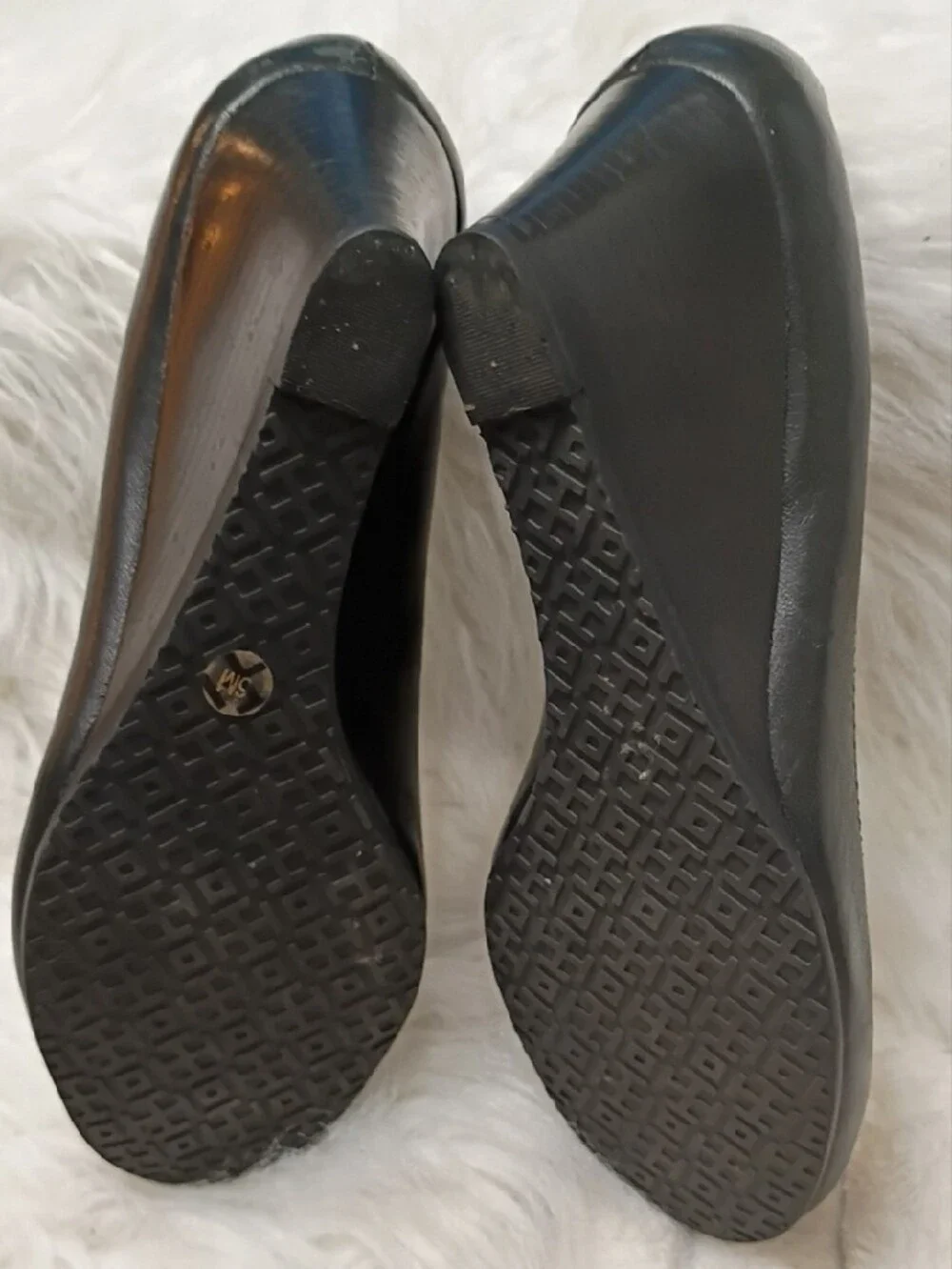 Tory Burch Chelsea Black Leather Wedge Pumps with Gold Logo 6M